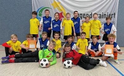 Kicken wie die Großen - Da strahlt jeder Einzelne: Für die Grundschüler aus Lengenfeld (in Gelb) und Dorfstadt (Blau) geht es zum Regionalfinale nach Mosel.