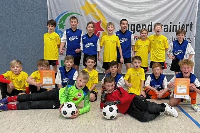 Kicken wie die Großen - Da strahlt jeder Einzelne: Für die Grundschüler aus Lengenfeld (in Gelb) und Dorfstadt (Blau) geht es zum Regionalfinale nach Mosel.