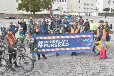 Kidical Mass - zum ersten mal in Freiberg: Fahrrad-Demo für kinderfreundlichen Straßenverkehr - Die Fahrraddemo Kidicak Mass zum ersten Mal in Freiberg. Die Teilnehmenden starteten auf dem Schloßplatz.