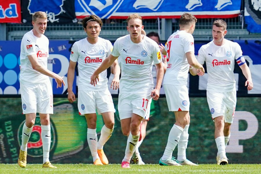 Kiel wieder spitze: Doppel-Aufstieg mit FC St. Pauli möglich - Timo Becker (M) erzielte den Siegtreffer für Holstein Kiel.
