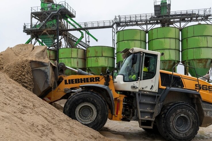 Kies geht zur Neige - Industrie sucht Nachfolgestandorte - Auf dem Gelände der Heidelberger Sand und Kies GmbH in Penig wird jede Menge Sand und Kies verschiedener Körnung für die Baustoffindustrie produziert. Rund 30.000 Tonnen lagern dort. 