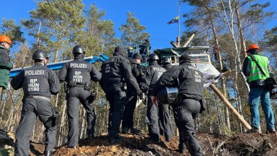 Kiesabbau statt Wald: Räumung vom "Heibo" bei Dresden hat begonnen - 