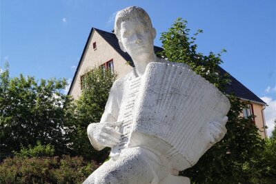 KIingenthal: Offene Türen bei Ausbildung im Musikinstrumentenbau - Akkordeonspieler von Johann Belz, eine Großplastik an der Berufs- und Berufsfachschule Klingenthal.