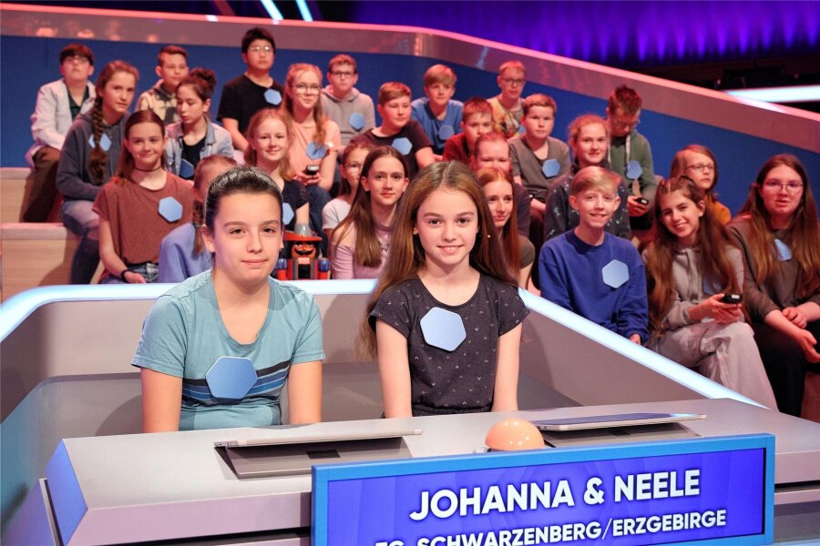 Kika-Show "Die beste Klasse Deutschlands": Holen Schüler aus dem Erzgebirge den Sieg? - Johanna und Neele aus der 7c vom Bertolt-Brecht-Gymnasium aus Schwarzenberg bei der Kika-Sendung "Die beste Klasse Deutschlands".