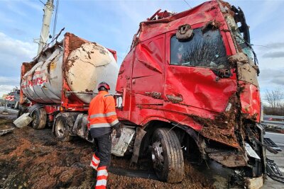 Kilometerlanger Stau auf A 72: Laster mit 30.000 Liter Speiseöl umgekippt - Der Tanklaster musste aufwändig geborgen werden, daher wurde die Autobahn voll gesperrt.