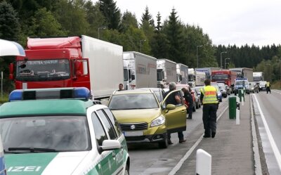 Kilometerlanger Stau durch Grenzkontrollen in Reitzenhain - 