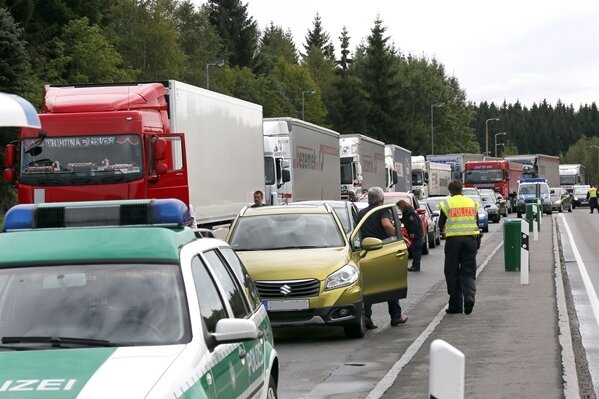 Kilometerlanger Stau durch Grenzkontrollen in Reitzenhain - 
