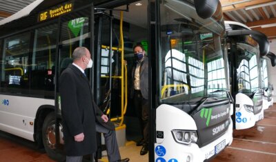 Kilometerweit nahezu geräuschlos unterwegs - RVE-Geschäftsführer Roland Richter (vorn) und Scania-Verkaufsdirektor Luc Moulin schauen sich einen der neuen Hybridbusse an. 
