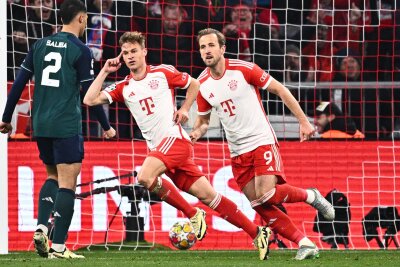 Kimmich köpft Bayern ins Halbfinale - Joshua Kimmich (M.) feiert mit Harry Kane (r) seinen Kopfballtreffer zum 1:0.