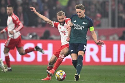 Kimmich köpft Bayern ins Halbfinale - Konrad Laimer (l) im Duell mit und Arsenal-Kapitän Martin Ödegaard.