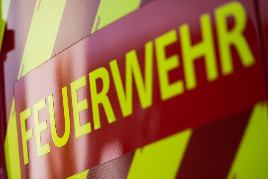Kind bei Brand in Bautzen verletzt - Ein Einsatzfahrzeug der Feuerwehr.