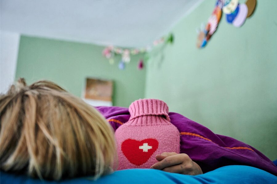 Kind krank: Mit welchen Viren Kinder in Mittelsachsen gerade kämpfen - Wenn Kinder schlapp sind, brauchen sie vor allem Ruhe, Fürsorge und ein kuschliges Plätzchen.