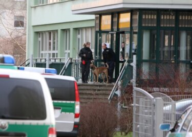 Nach einer Bombendrohung durchsuchten Polizisten am Dienstag mit Spürhunden das Schulgebäude in Hohenstein-Ernstthal.