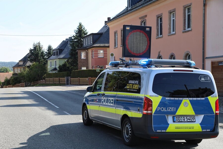 Kind von Auto angefahren: Rettungshubschrauber in Hartenstein im Einsatz - Gegen 14 Uhr ereignete sich der Unfall in Hartenstein. Die Straße war kurzzeitig voll gesperrt.