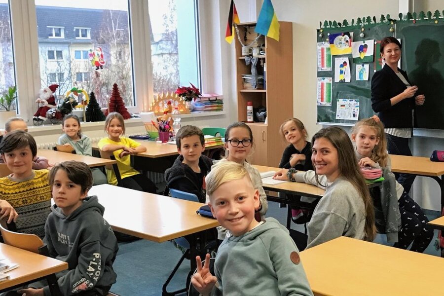Kinder aus 15 Ländern: Integration gehört an der Böhme-Grundschule in Freiberg zum Alltag - Olena Bäcker (stehend) und Viktoria Pradiichuk (sitzend) unterrichten 52 Kinder. 