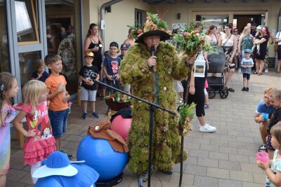 Kinder aus Rodewisch feiern Kita-Jubiläum - Moosfrau Sylivia Schlenker eröffnete das Kinderfest. Foto: Joachim Thoß