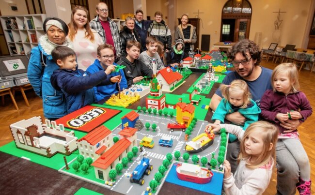 Kinder bauen im Markuskeller eine Lego-Stadt - 