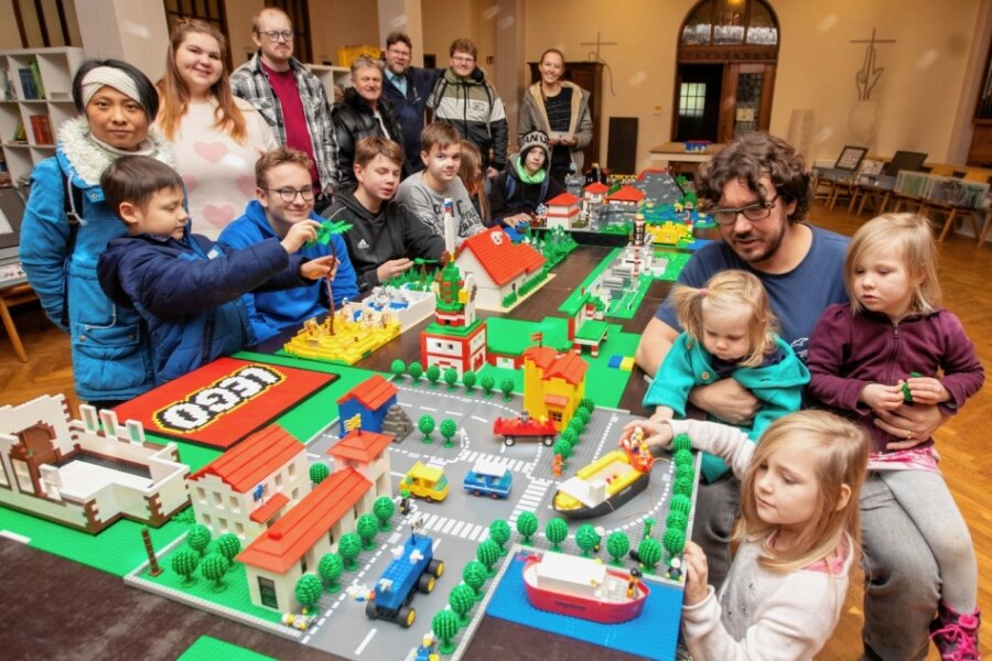 Kinder bauen im Markuskeller eine Lego-Stadt - 