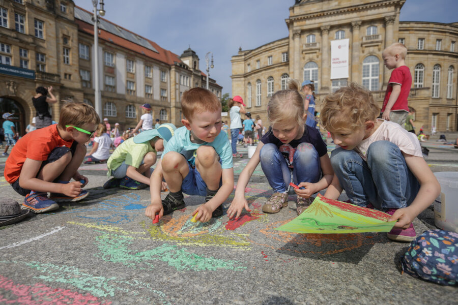 Kinder bemalen Chemnitzer Theaterplatz - 