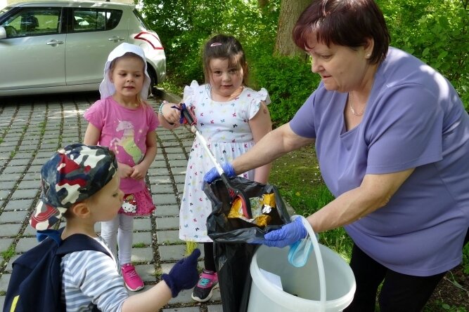 Kinder bereiten an ihrem Tag der Umwelt ein Geschenk - Der Müllsack von High-Point-Mitarbeiterin Carola Reyes füllte sich im Laufe des Nachmittags dank der Kinder immer mehr. 