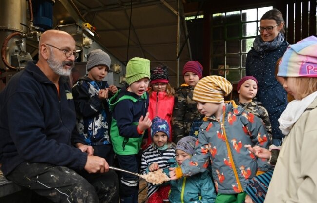 Kinder erfahren, woher der Apfelsaft kommt - Die Kinder aus dem "Milkauer Kinderland" konnten am Dienstag erleben, wie aus Äpfeln Saft wird.