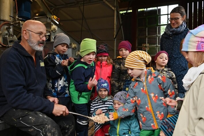 Kinder erfahren, woher der Apfelsaft kommt - Die Kinder aus dem "Milkauer Kinderland" konnten am Dienstag erleben, wie aus Äpfeln Saft wird.