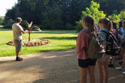 Kinder erklären den Greizer Park für Kinder - Parkverwalter Mario Männel erklärt Schülerinnen und Schülern den Blumengarten im Fürstlich Greizer Park.