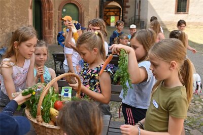 Kinder erleben Zeitreise im Schloss Rochlitz - Im Rochlitzer Schloss kamen die Kinder dem Mittelalter näher. „Was wurde damals gegessen?" lautete eine der Fragen des Tages.