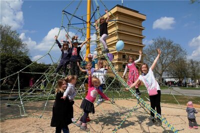 Kinder erobern den neuen Spielplatz am Wasserturm in Reichenbach - Der neue Kletterturm ist das Herzstück des neu gestalteten Spielplatzes am Wasserturm.