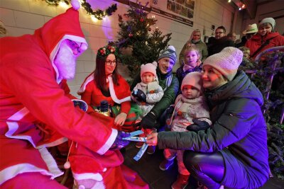 Kinder eröffnen Ernstthaler Weihnachtsmarkt mit Gesang und Tanz - Thomas und Ann Katrin Alscher aus Chemnitz mit den Zwillingen Charlotte und Hanna im Gerätehaus Ernstthal.