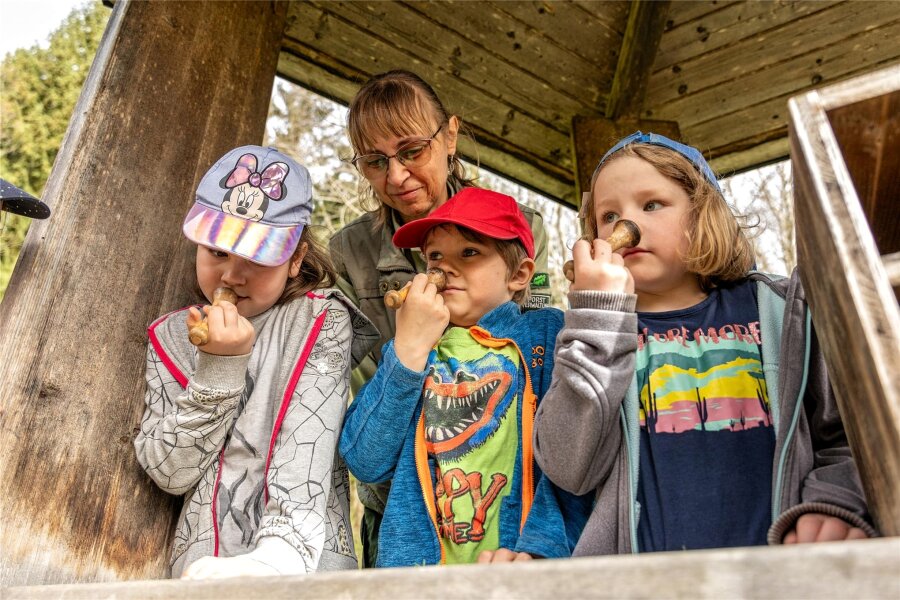 Kinder eröffnen Saison im Walderlebnisgarten Eich - Gemeinsam mit Ines Bimberg vom Forstbezirk Plauen lernten Rosi, Marlon und Paula kennen wie Pflanzen riechen.