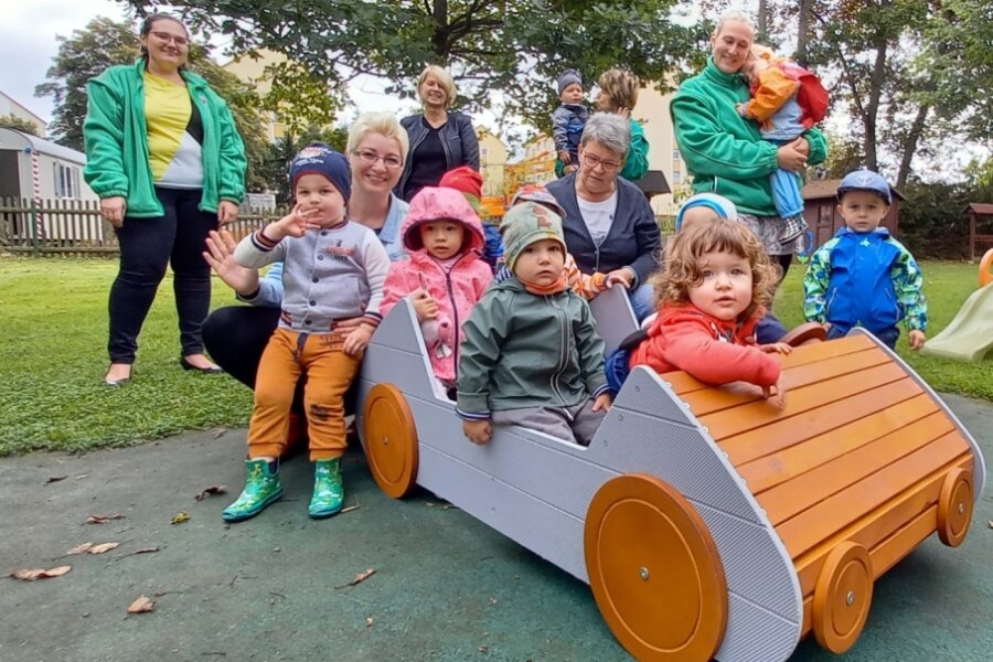 Kinder fahren Holz-Cabrio - 