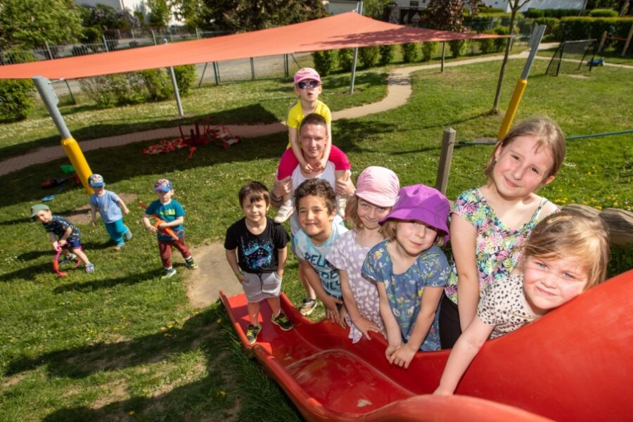 Kinder freuen sich über neues Sonnensegel - Im Garten der Kindertagesstätte "Spielwiese" wurde ein 61 Quadratmeter großes Sonnensegel angebracht.