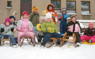 Kinder haben ihre helle Freude am Winter - 
              <p class="artikelinhalt">Die Mädchen und Jungen der Werdauer Kindertagesstätte "Schöne Aussicht" rodelten am Montag auf dem kleinen Hang im Areal ihrer Einrichtung. </p>
            