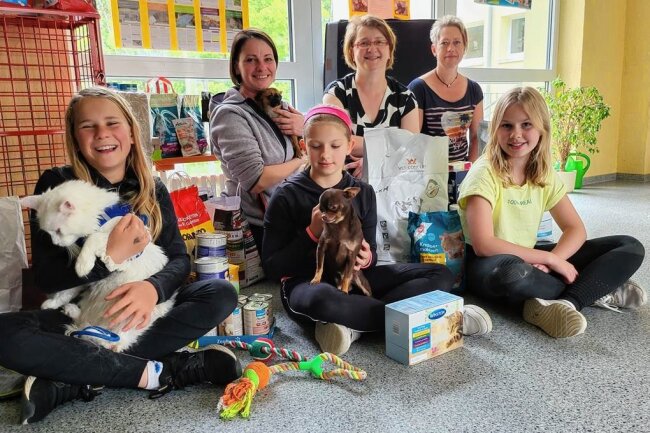 Kinder helfen der Tiertafel Erzgebirge beim Helfen - Eine Menge Tierfutter ist bei der Aktion zusammengekommen. Die Schülerinnen Katie, Tamina und Amalia (vorn, v. l.) haben die Werbetrommel gerührt. Hinten: Jeanette Lein, Manja Doerl und Sandra Friedrich (v.l.) 
