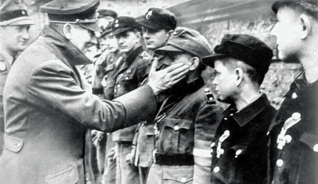 Kinder im Weltenbrand - Müdes Lob für das letzte Aufgebot: Eines der letzten Bilder von Adolf Hitler, kurz vor Ende des Zweiten Weltkrieges in Europa.