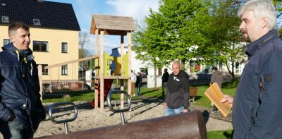 Kinder in Gefahr - Spielplatz benötigt Abgrenzung zur Dorfstraße - 