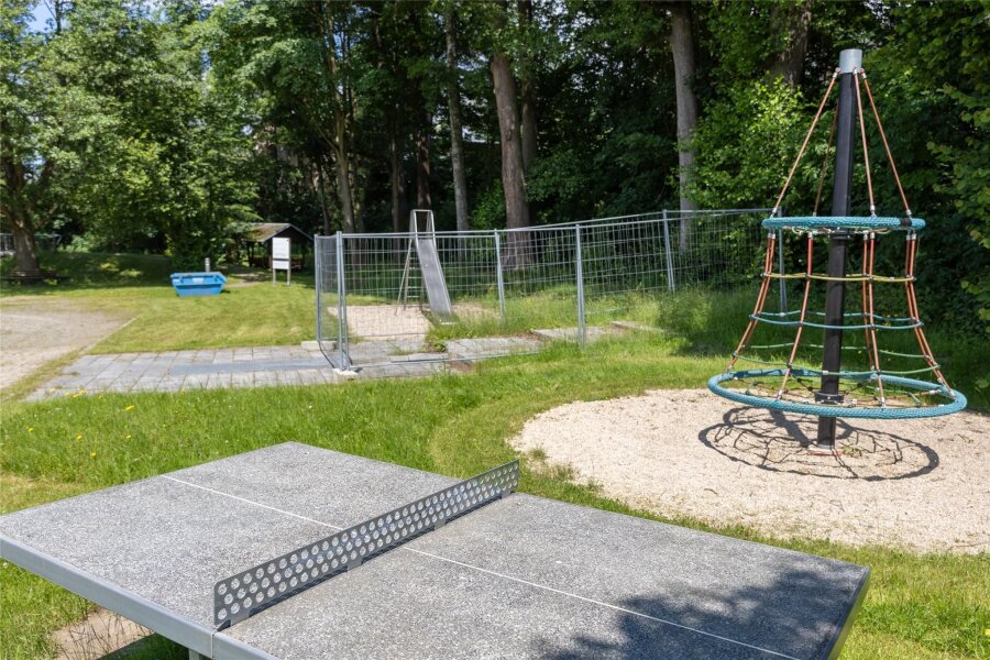 Kinder in Trieb können sich freuen: Sie bekommen ein Trampolin - Auf dem Spielplatz am Seniorenzentrum in Trieb soll ein Trampolin aufgestellt werden.
