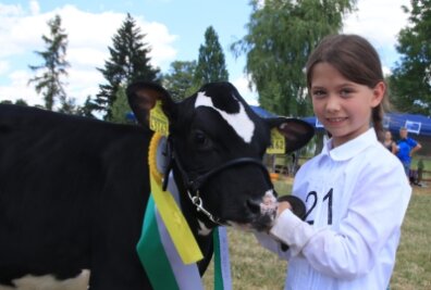 Kinder, Kälber und Kühe wetteifern um Pokale und Preise - Ida Zimmermann (9) aus Mühltroff gewann gleich zwei Pokale.