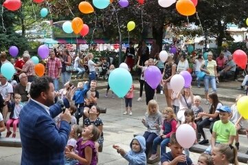 Kinder lassen Luftballons fliegen - Das Bergfest ist traditionell mit dem Kinderprogramm auf der Festbühne gestartet. 