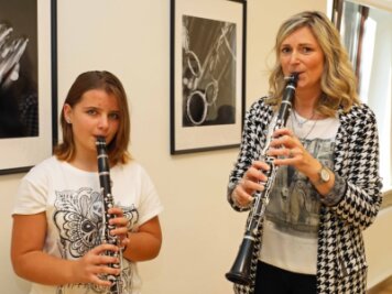 "Kinder lernen immer zeitiger Instrument" - Zum Tag der offenen Tür am Samstag hat Kreismusikschulleiterin Silke Blum unter anderem Lara Oehler aus Königswalde begrüßt. 