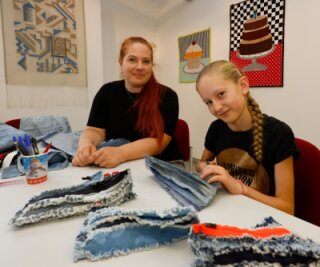 Kinder lernen nähen mit der Maschine - Museumspädagogin Daniela Sadowski (links) mit Anna Schubert, die am Dienstag in der Werkstatt ein Fusselmäppchen genäht hat. 