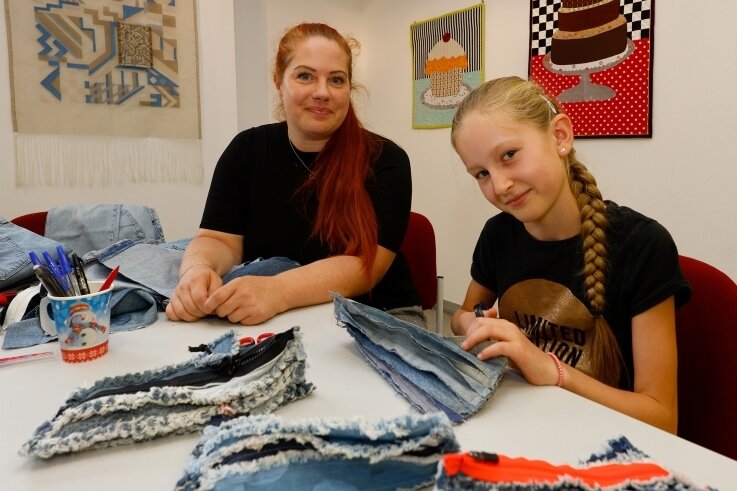 Museumspädagogin Daniela Sadowski (links) mit Anna Schubert, die am Dienstag in der Werkstatt ein Fusselmäppchen genäht hat. 