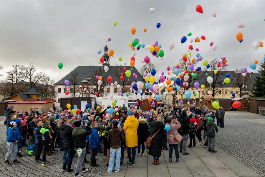 Kinder machen mit bunten Luftballons in Marienberg auf ihre Rechte aufmerksam - Über 250 bunte Luftabllons stiegen vom Marienberger auf.