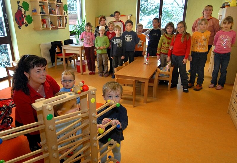 Kinder nehmen ihre Villa wieder in Besitz - 
              <p class="artikelinhalt">Die Hortkinder (hinten) bestaunen im sanierten Kindergarten Frankenau den neuen Krippenbereich. Kathrin Caro (l.) ist hier mit einer Kollegin tätig.</p>
            