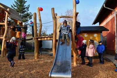 Kinder nehmen neuen Spielplatz in Besitz - Die Kinder der Kita Burkhardtsgrün haben begeistert den neuen Spielplatz in Besitz genommen. 