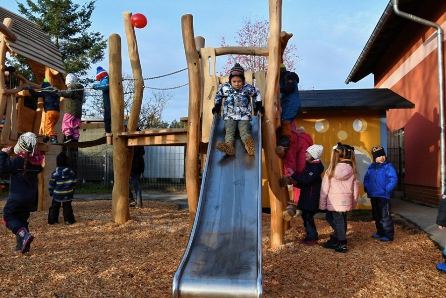 Kinder nehmen neuen Spielplatz in Besitz - Die Kinder der Kita Burkhardtsgrün haben begeistert den neuen Spielplatz in Besitz genommen. 