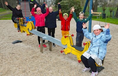 Kinder nehmen Spielplatz in Beschlag - Die ortsansässige Kita "Brummkreisel" testet den erneuerten Spielplatz am Parkteichgelände in Crimmitschau.