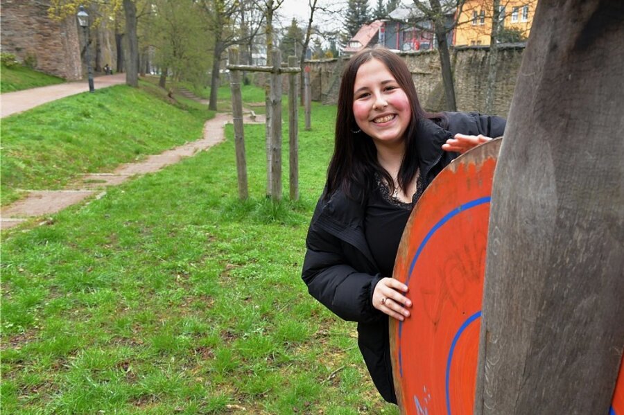 Im Wallgraben am Donatsring in Freiberg soll einer neuer Spielplatz entstehen. Hannah Kirschberger freut sich, das Mitglieder des Kinder- und Jugendparlaments Freiberg ihre Vorschläge einbringen können. 