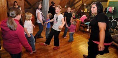 
              <p class="artikelinhalt">Märchentag in der Universitas Goßberg. Mit Spiel und Tanz wurden die Kinder in einem Workshop auf den Bühnenauftritt vorbereitet.</p>
            